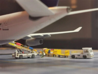 Airport Ground Handling 1:200 MH-50 Trailer Luggage Transport System Car Model - Image 1 of 4