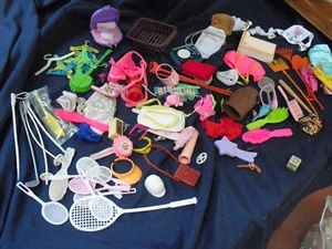 Muñeca Barbie tamaño ACCESORIOS~Raquetas de tenis, perchas, teléfono +++. ENVÍO GRATUITO - Imagen 1 de 5