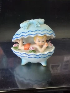 Statuina bambino bionda occhi azzurri vintage Orleans uovo con piedi in ceramica blu con rose rosa - Foto 1 di 9