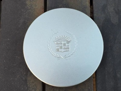 2000-2006 CADILLAC DEVILLE DHS DTS SLS ЦЕНТРАЛЬНЫЙ КОЛПАК КОЛЕСА 9593259 СЕРЕБРО OEM - Изображение 1 из 4