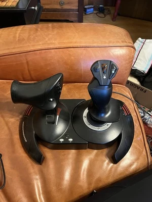 Thrustmaster T-flight Hotas X Flight Stick симулятор полета совместимый с ПК и PS3 - Изображение 1 из 4