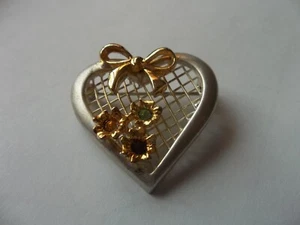 PIN DE ARCO Y FLORES DE CORAZÓN DE PIEDRA DE NACIMIENTO - Imagen 1 de 2
