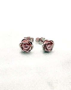 Versilberte, kleine Rose mit Strassstein Ohrringe in einer weißen Schachtel - Bild 1 von 2