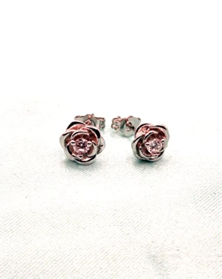 Versilberte, kleine Rose mit Strassstein Ohrringe in einer weißen Schachtel - Bild 1 von 2