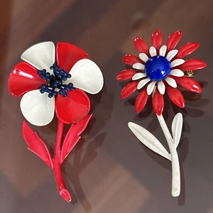 2 ENAMEL DAISY FLOWER BROOCHES PINS VTG MID CENTURY PATRIOTIC RED WHITE BLUE - Picture 1 of 14