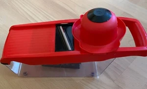 Gemüsehobel Küchenhelfer Rot Plastik viele Schneideeinsätze - Bild 1 von 6