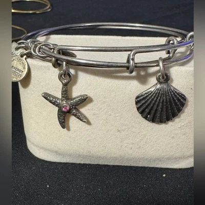 Комплект браслетов Alex and Ani с серебряными браслетами с морскими звездами и раковинами - Изображение 1 из 2