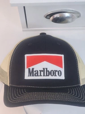 Sombrero de camionero Marlboro negro/vegas malla dorada Snapback Foto 1 de 2