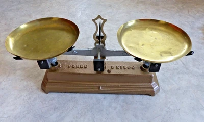 Ancienne balance force 5kg ROBERVAL rénovée avec plateaux laiton - Photo 1/4
