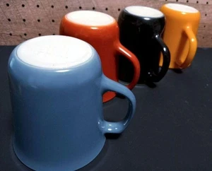 Juego de 4 tazas vintage de vidrio de leche Pyrex colores raros negro amarillo naranja azul - Imagen 1 de 17