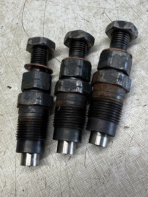 Inyectores de combustible para motor de tractor Kubota B1700 Foto 1 de 3