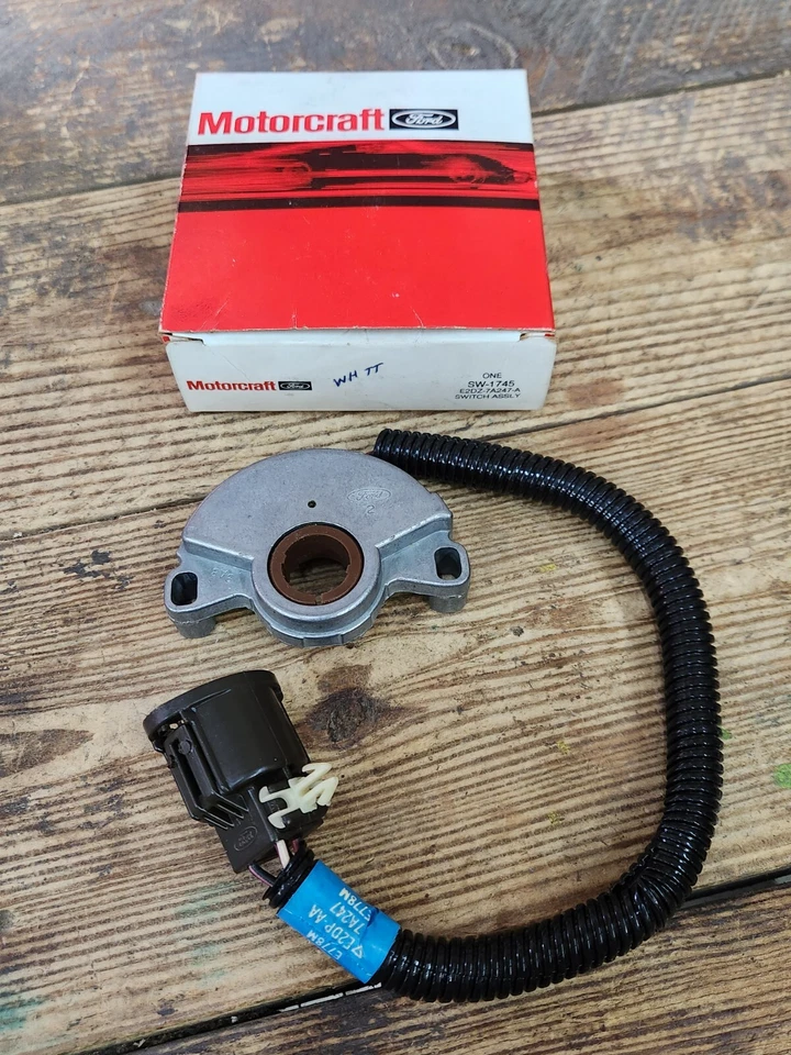 Nuevo de Lote Original 1979-1986 Ford Mustang C4 A/T SW-1745 INTERRUPTOR DE SEGURIDAD NEUTRO E2DZ-7A247-A Foto 1 de 4