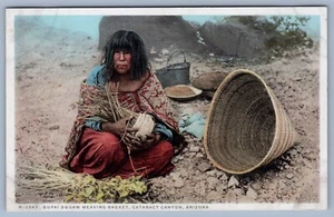 Tarjeta postal Supai Squaw Weaving Basket Cataract Canyon Arizona Fred Harvey - Imagen 1 de 2