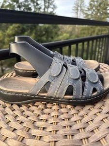 Clarks sandalo donna Leisa Cacti US 8 EU 39 pelle marrone scarpa regolabile slide - Foto 1 di 15