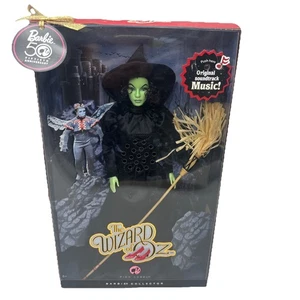 Barbie Strega Malvagia del West Mago di Oz 50° Anniversario Etichetta Rosa Suoni - Foto 1 di 7