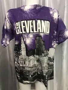 T-shirt USA 80 NOS vintage Cleveland Spell Out stampa tutta over viola taglia 42" o 52" - Foto 1 di 5