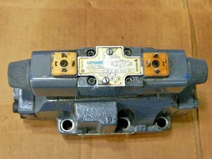 VICKERS DG5S-8-31C-E-T-M-U-H9-B10-20 DIRECTIONAL VALVE W PILOT VALVE 24VDC COILS - Picture 1 of 12