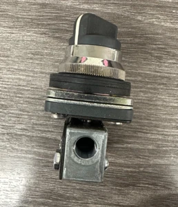 MV-TP Mead Pneumatic Selector Switch Three-Way Maintained 1/8" NPT, 120 Psi - Picture 1 of 5