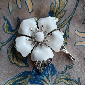 Vintage Signed SARAH COVENTRY “Summer Magic” Silver Tone White Enamel Flower Pin - Picture 1 of 9