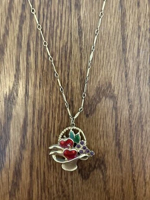 Anthropologie Lenora Dama Cadena de Oro con Cesta de Frutas Dije Collar Foto 1 de 2