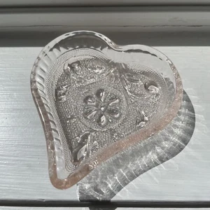 Tiara Vintage Cristalería Vidrio Rosa Claro Forma de Corazón Caramelo Baratija Plato Pequeño - Imagen 1 de 7