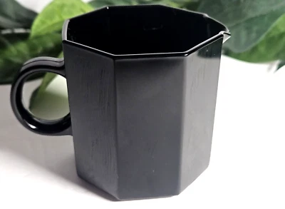 Jarra pequeña crema de vidrio con forma de octágono negro Arcoroc France de colección Foto 1 de 4