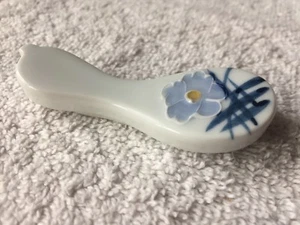 Descanso de palillo formal de porcelana azul y blanco de colección - flor pintada a mano floral - Imagen 1 de 4