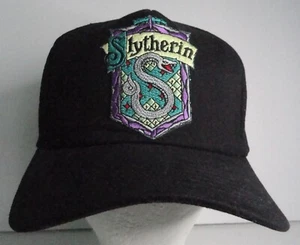 Parche bordado Harry Potter Slytherin House Crest en gorra/sombrero de camionero negro - Imagen 1 de 3