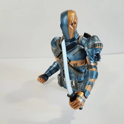NUEVO CON ETIQUETAS DC Arkham Origins: Deathstroke PX Busto Exclusivo Vinilo Busto Moneda Banco de Dinero Foto 1 de 4