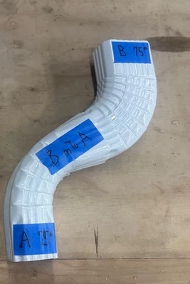 Codo de canalón de transición B in - A out, blanco, 2 x 3 pulgadas Codo estilo K 70° Foto 1 de 4