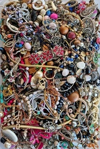 Bulk Vintage Lot Jewellery Parts, Beads, Cabochons Stones Findings Craft #2542 - Picture 1 of 22