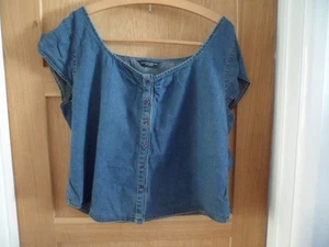 SIZE 22 FADED DENIM CAP SLEEVE SCOOP NECK CURVE HEM BUTTON FRONT TOP - Picture 1 of 3