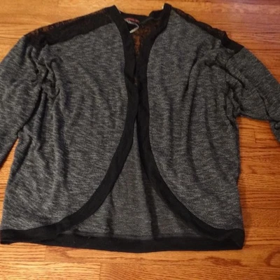 NUEVO CON ETIQUETAS Material Girl Gris Ligero Suéter Oversize M Negro Encaje Chaqueta Foto 1 de 3
