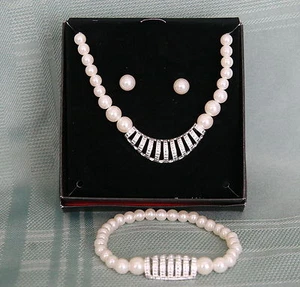 COLLAR, PULSERA Y PENDIENTES DE PERLA BRILLANTE AVON 3 piezas - Imagen 1 de 4