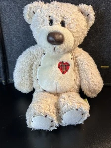 First & Main cremefarbener zarter Teddy Plüsch mit Herz Microsuede Pfoten Stofftier 1815 - Bild 1 von 6