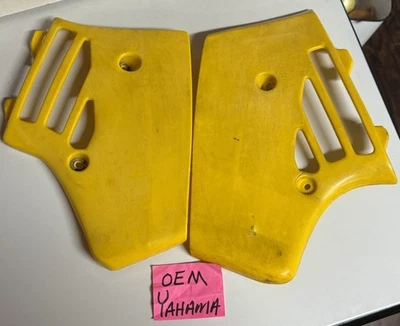 Coberturas de radiador Yamaha OEM 1984 YZ250 tanque de gasolina plástico esquerda direita 1985 YZ 250 - Imagem 1 de 4