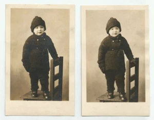 2 postales fotográficas reales niño pequeño en traje de invierno difuso de pie en silla RPPC - Imagen 1 de 2