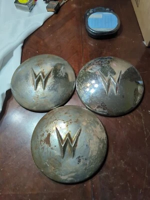 ✅🚘1941-1953 WILLYS Aero Ace JEEPSTER NICE HUBCAP DOG DISH SET OF 3 Fair Cond. - Image 1 of 4