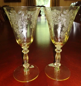 2 ELEGANTE VINTAGE CAMBRIDGE GELB GLAS GEÄTZT "APFELBLÜTE" WASSERKELCHE - Bild 1 von 10