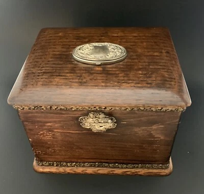 Antigua caja de puños con cuello de madera victoriano, forro de seda verde monigramado de colección Foto 1 de 4
