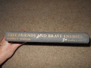 Just Friends And Brave Enemies By Robert Kennedy 1st Edition 1962 - Imagen 1 de 4