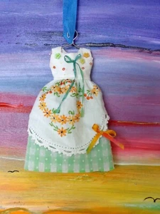 Pullip or Blythe Doll Dress - OOAK - Hand embroidered Daisies on vintage linen - Bild 1 von 4