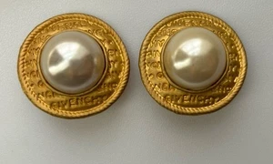 Givenchy Logo Kunstperlen goldfarbene Clip-On Ohrringe - Bild 1 von 6