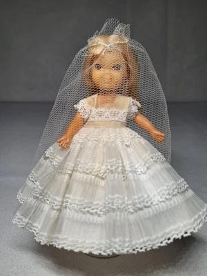 Bonita muñeca clon Little Sister vintage Mattel Tutti años 60 con vestido de novia Foto 1 de 4