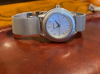 Relógio feminino DKNY todo em aço inoxidável, NY-8553, WR a 5ATM, pulseira de malha - Imagem 1 de 2