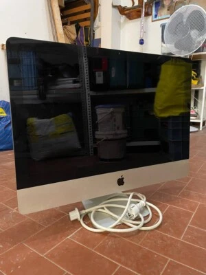 Apple iMac 21.5 2011 Argento All-in-One Non si accende  Per pezzi di ricambio - Immagine 1 di 4