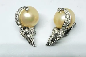 Vintage Signed Jomaz Dark Cream Pearl Rhinestone Clip On Earrings - Picture 1 of 4