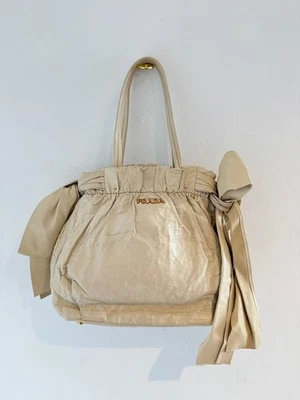Bolso antiguo con lazo vintage Prada napa beige Foto 1 de 4