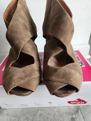 EARTHIE'S Gamuza Nobuck Medio Tacón, Cremallera Trasera, Peep-toe Foto 1 de 4