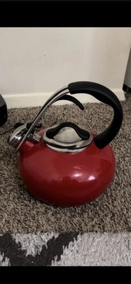 Tetera Chantal Classic Loop esmaltada en acero, 1,8 cuartos de galón (azul glaciar) Foto 1 de 4